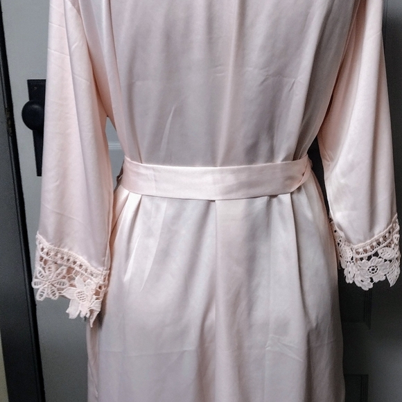 Light Pink Silky Soft Robe w/Tie Belt Closure & Extra Interior Tie Strings Lace - Picture 4 of 9